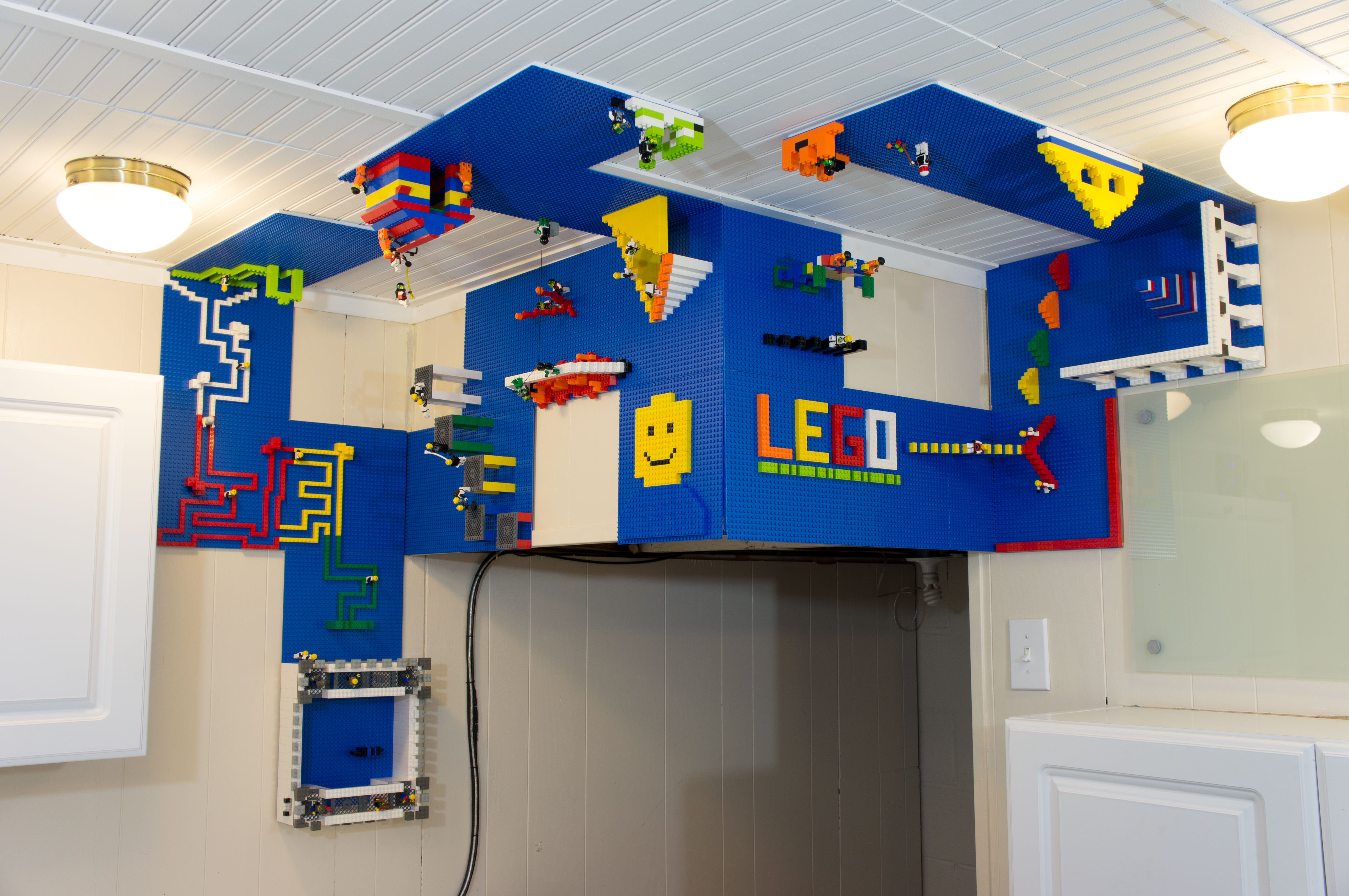 Lego Wall and Ceiling Build | Total Geekdom